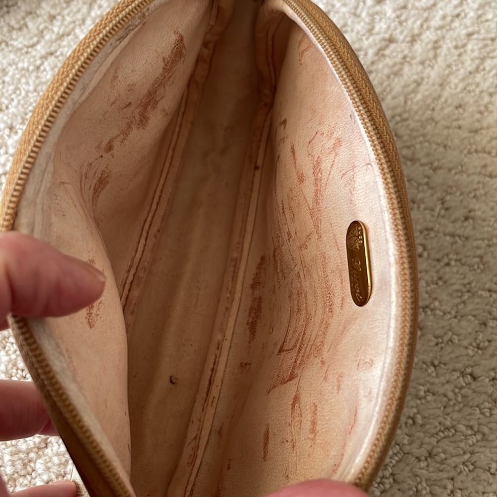 Vintage Gucci makeup bag. This bag is in great condition.The outside is perfect - Picture 5 of 7
